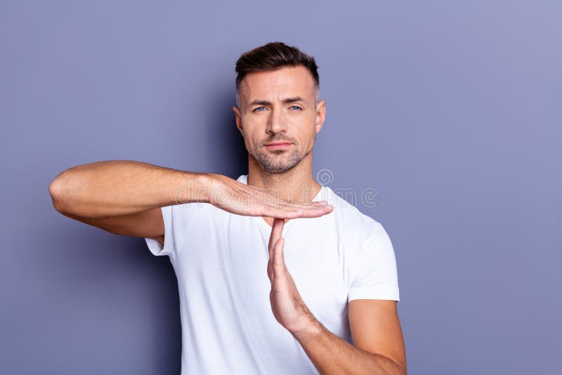 Das nahe hohe überraschende Foto hob er er sein Mittelaltermachohandpalmenarm Sportsymbol des Airtimes heraus an, das Sie nicht f stockfotos Das nahe hohe überraschende Foto hob er er sein Mittelaltermachohandpalmenarm Sportsymbol des Airtimes heraus an, das Sie nicht f stockfotos