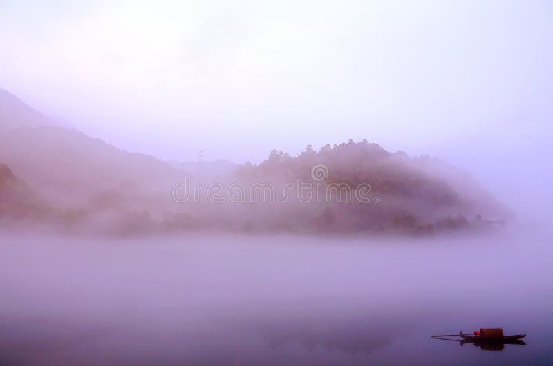 Das nebelige Märchenland auf Dongjiang-Fluss