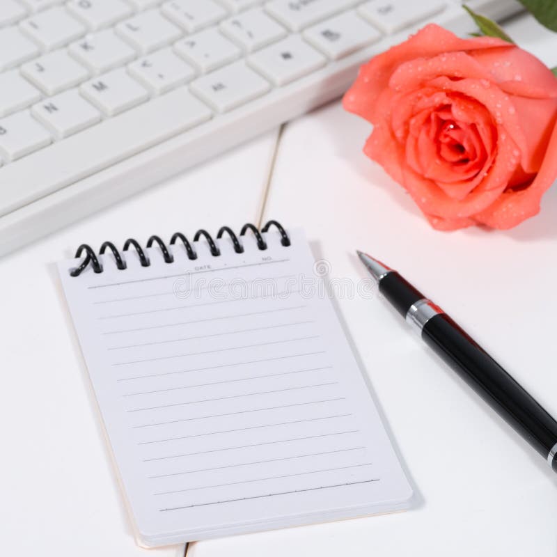 Das Notizbuch auf dem Desktop lizenzfreie stockfotografie Das Notizbuch auf dem Desktop lizenzfreie stockfotografie