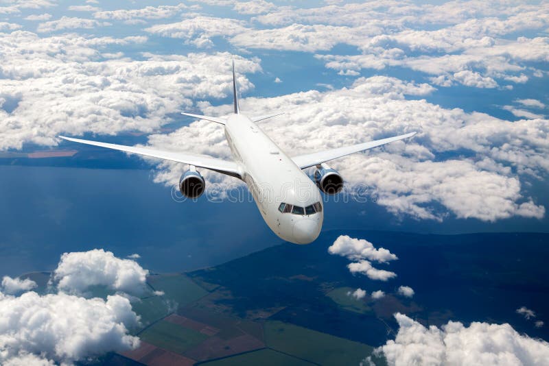 Das Passagierflugzeug fliegt hoch über Wolken und Erde Vorderansicht des Flugzeugs lizenzfreies stockbild Das Passagierflugzeug fliegt hoch über Wolken und Erde Vorderansicht des Flugzeugs lizenzfreies stockbild