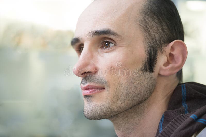Das Porträt eines gut aussehenden Mannes auf verschwommenem Hintergrund lizenzfreies stockfoto