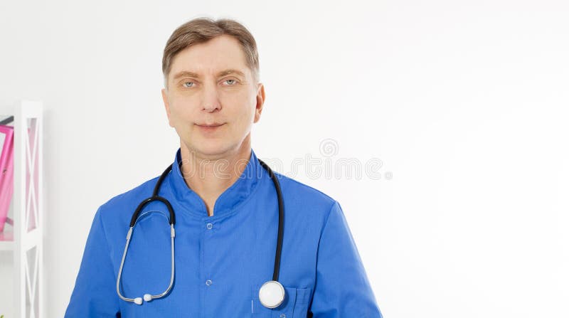 Das Porträt lächelnden Doktors aufwerfend mit dem Büro, trägt er ein Stethoskop, Kopienraum für Logo oder Text lizenzfreie stockfotografie Das Porträt lächelnden Doktors aufwerfend mit dem Büro, trägt er ein Stethoskop, Kopienraum für Logo oder Text lizenzfreie stockfotografie