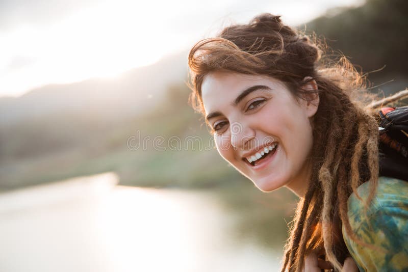 Das Porträtlächeln-Frauenschauen drehen Kamera zurück schauen lizenzfreies stockfoto