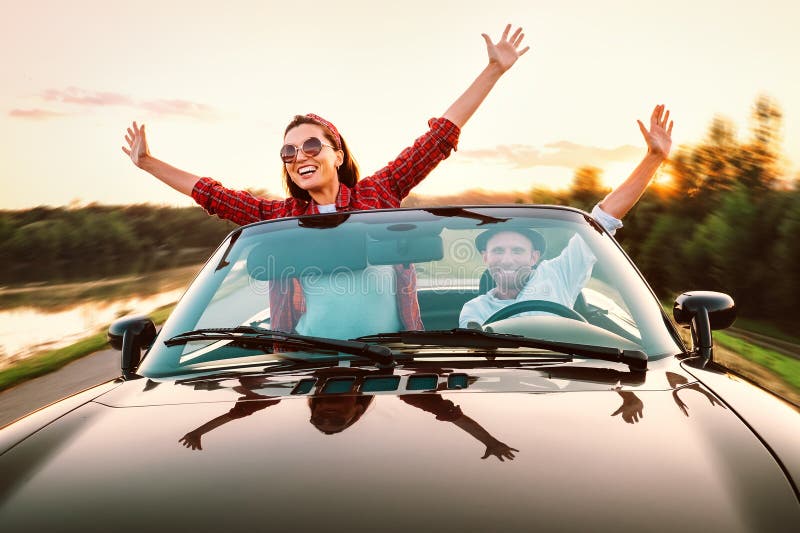 Das Reisen durch Motor- glückliches Paar in der Liebe fahren mit dem Cabrioletauto in s