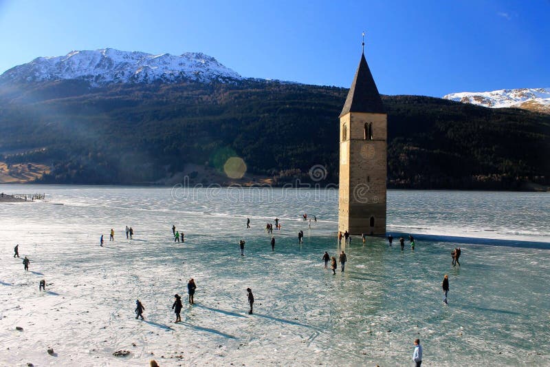 Gefrorener Reschensee