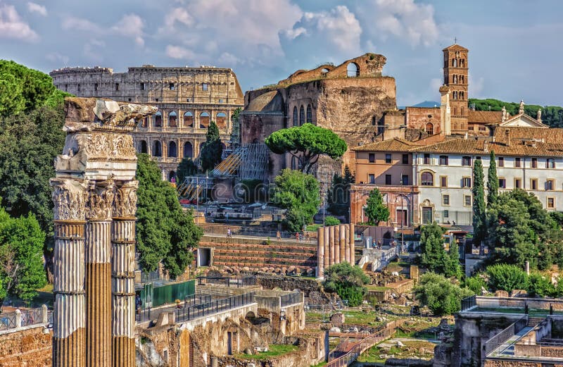 Das römische Forum, Ansicht über das Kolosseum, der Tempel von Venus Genetrix Ruins, der Tempel von Venus und von Rom und der Tur