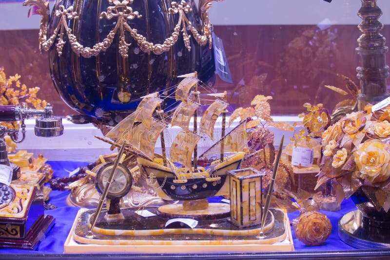 Das Schiff bernsteinfarbig, bernsteinfarbige Blumen auf Anzeige in einem Souvenirladen in St Petersburg stockbilder Das Schiff bernsteinfarbig, bernsteinfarbige Blumen auf Anzeige in einem Souvenirladen in St Petersburg stockbilder