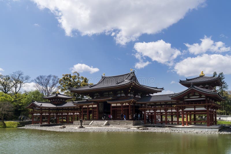 Das schöne Byodo-im Tempel in Uji, Kyoto, Japan, an einem schönen sonnigen Tag mit einigen Wolken stockfoto Das schöne Byodo-im Tempel in Uji, Kyoto, Japan, an einem schönen sonnigen Tag mit einigen Wolken stockfoto