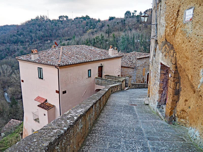 Das schöne mittelalterliche Dorf von Sorano, Italien lizenzfreie stockfotografie Das schöne mittelalterliche Dorf von Sorano, Italien lizenzfreie stockfotografie