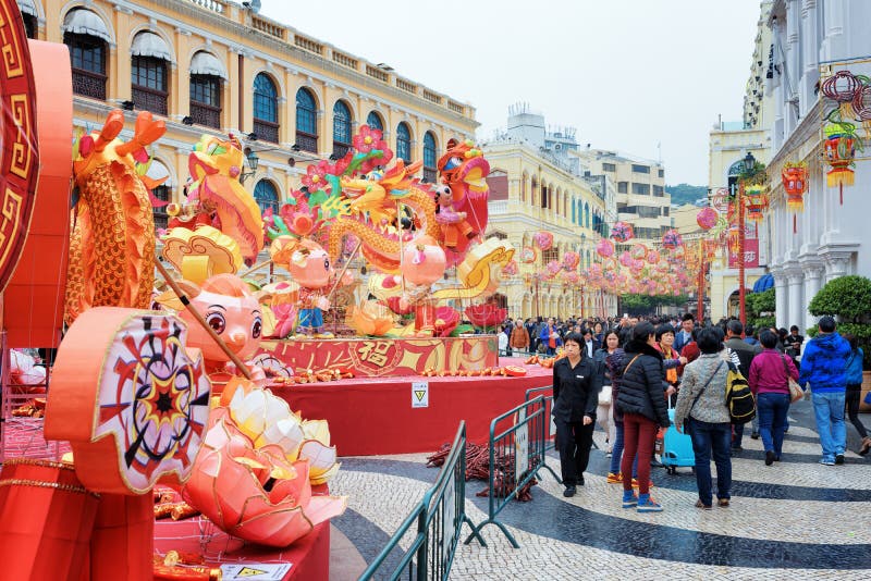Das Senado-Quadrat in Macao verzierte während des Chinesischen Neujahrsfests. Das Senado-Quadrat in der historischen Mitte von Macao verzierte während des Chinesischen Neujahrsfests, für das Frühlingsfest Macao ist eine populäre Touristenattraktion von Asien in den Feiertagen