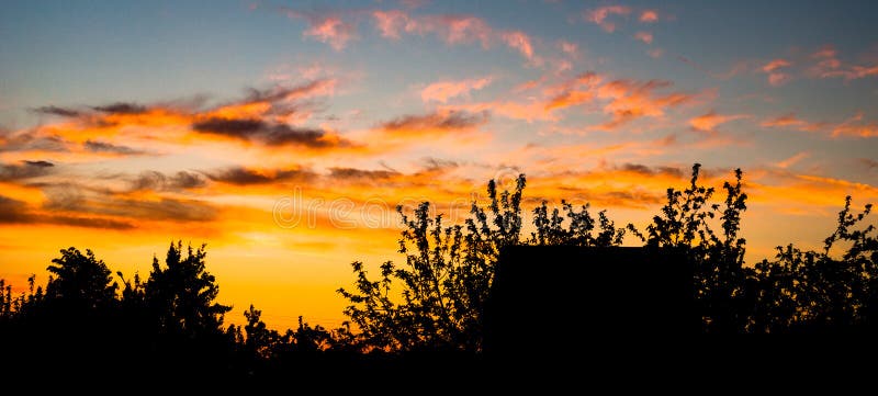 Das Spiel von Schatten während des Frühlingssonnenuntergangs lizenzfreie stockfotografie Das Spiel von Schatten während des Frühlingssonnenuntergangs lizenzfreie stockfotografie