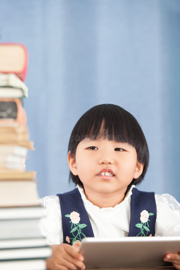 Das Studium des kleinen Mädchens hält die Kamera lizenzfreie stockfotografie