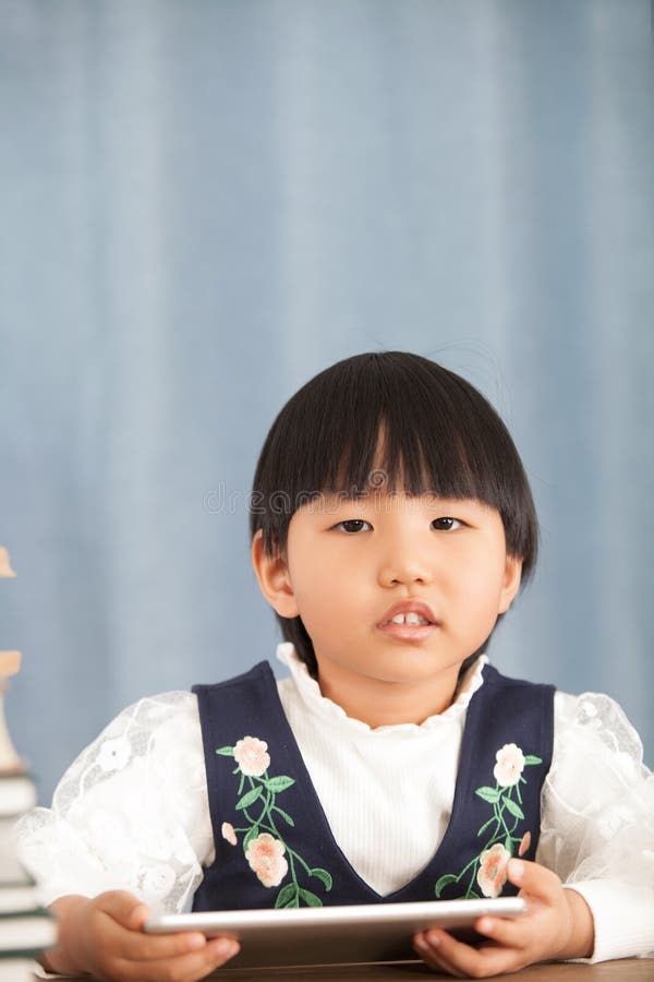 Das Studium des kleinen Mädchens hält die Kamera lizenzfreies stockfoto