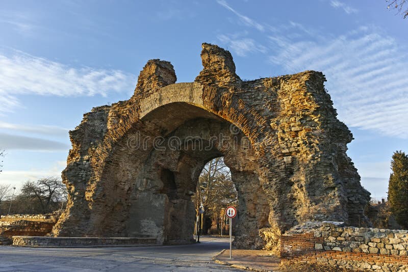 Das Südtor wissen als die Kamele an den römischen Verstärkungen in der alten Stadt von Diocletianopolis, PLO lizenzfreies stockbild Das Südtor wissen als die Kamele an den römischen Verstärkungen in der alten Stadt von Diocletianopolis, PLO lizenzfreies stockbild