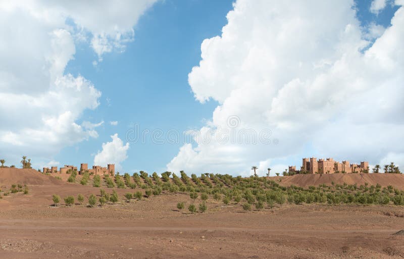 Das traditionelle Haus in der arabischen Art mit blauem Himmel und grünem f lizenzfreie stockbilder Das traditionelle Haus in der arabischen Art mit blauem Himmel und grünem f lizenzfreie stockbilder