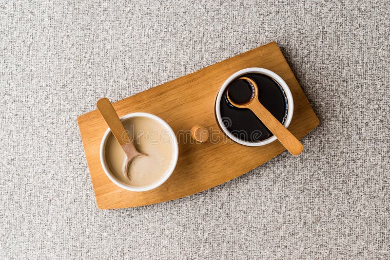 Das Türkische Tahin Pekmez/Tahini und Melasse stockfotos Das Türkische Tahin Pekmez/Tahini und Melasse stockfotos