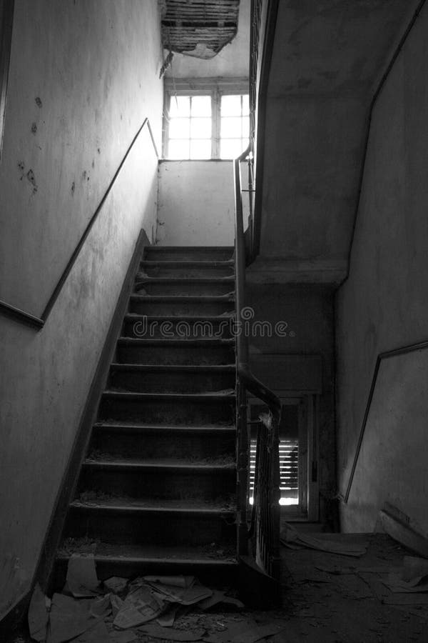 Das verlassene gespenstische Treppenhaus in Europa lizenzfreie stockfotografie Das verlassene gespenstische Treppenhaus in Europa lizenzfreie stockfotografie
