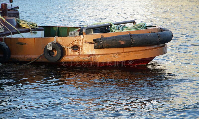 Das workboat, das im Hafen verankert lizenzfreie stockfotografie Das workboat, das im Hafen verankert lizenzfreie stockfotografie