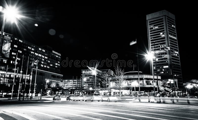 Das World Trade Center und der Verkehr auf heller Straße nachts, herein stockfotografie Das World Trade Center und der Verkehr auf heller Straße nachts, herein stockfotografie