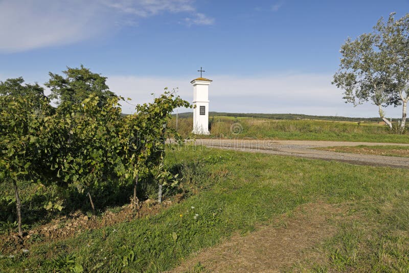 Das‚Bamhakl Kreuz‚, ein Weisenkruzifix Nähe Poysdorf, Niederösterreich. Auf diesem Ort wurde ein Metzger durch einen außer Rand und Band geratenen Bull getötet Ein kleines historisches Detail in der Nähe der kleinen Rebstadt Poysdorf im Weinviertel, Niederösterreich