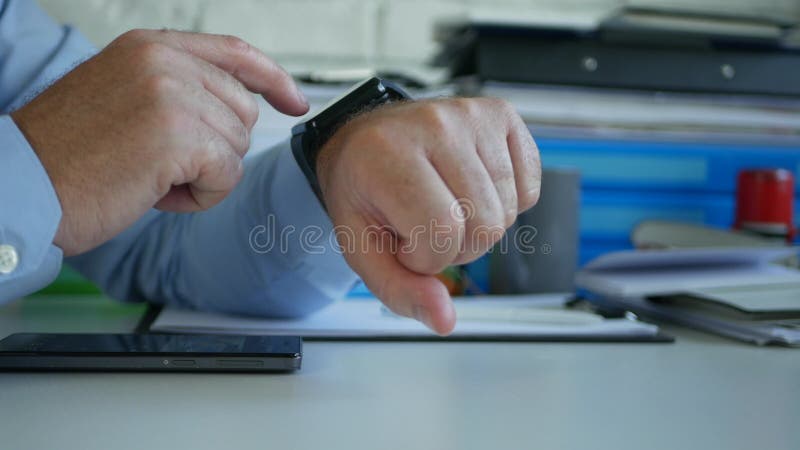 Data e ora di controllo e messaggi di business occupato in Office tramite il suo oggetto Smartwatch