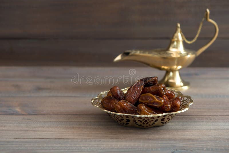 Data i guld- bunke- och arablampa arkivbilder Data i guld- bunke- och arablampa arkivbilder