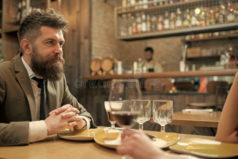 Data o riunione d'affari dei pantaloni a vita bassa in pub Il cliente sicuro della barra parla in caffè Uomo d'affari con la barb fotografie stock libere da diritti Data o riunione d'affari dei pantaloni a vita bassa in pub Il cliente sicuro della barra parla in caffè Uomo d'affari con la barb fotografie stock libere da diritti