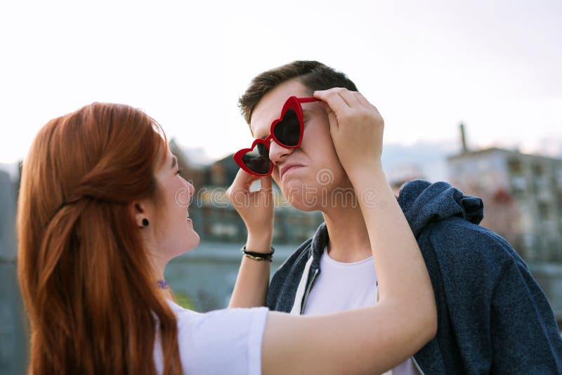 Data romantica d'uso allegra degli occhiali da sole del giovane fotografia stock libera da diritti Data romantica d'uso allegra degli occhiali da sole del giovane fotografia stock libera da diritti