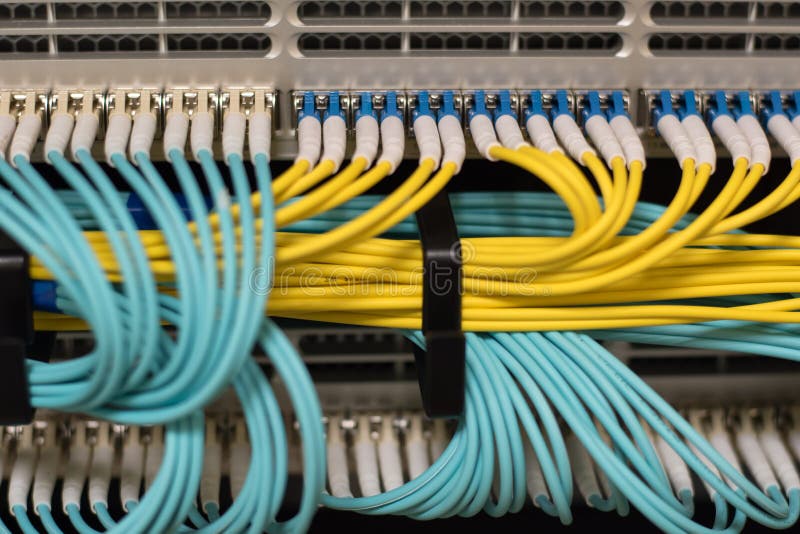 Data?verf?ring f?rbi informationsteknik om optisk fiber arkivbild Data?verf?ring f?rbi informationsteknik om optisk fiber arkivbild