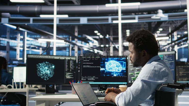 Datacenterdatorforskare i rullstol med programvaran för AI-nodträd arkivbilder