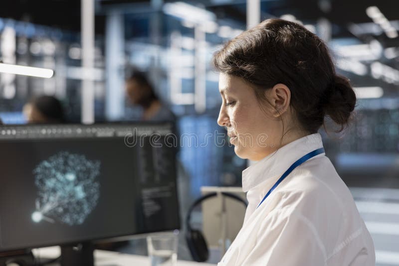 Datacenterdatorforskare som analyserar programvaruloggmått på PC royaltyfri foto
