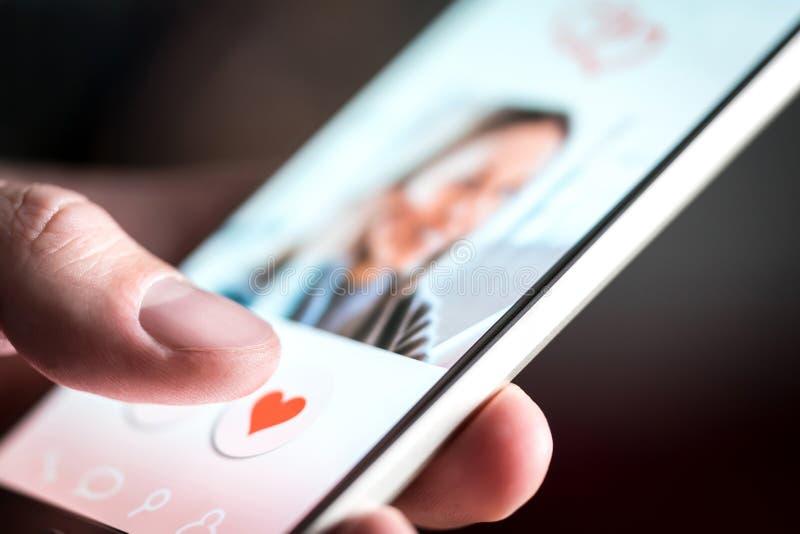 Datando o app ou o local na tela do telefone celular Homem que swiping e que gosta de perfis foto de stock Datando o app ou o local na tela do telefone celular Homem que swiping e que gosta de perfis foto de stock