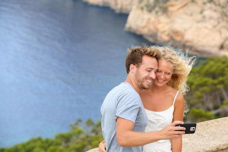 Datando os pares do curso que tomam a imagem da foto do selfie foto de stock Datando os pares do curso que tomam a imagem da foto do selfie foto de stock