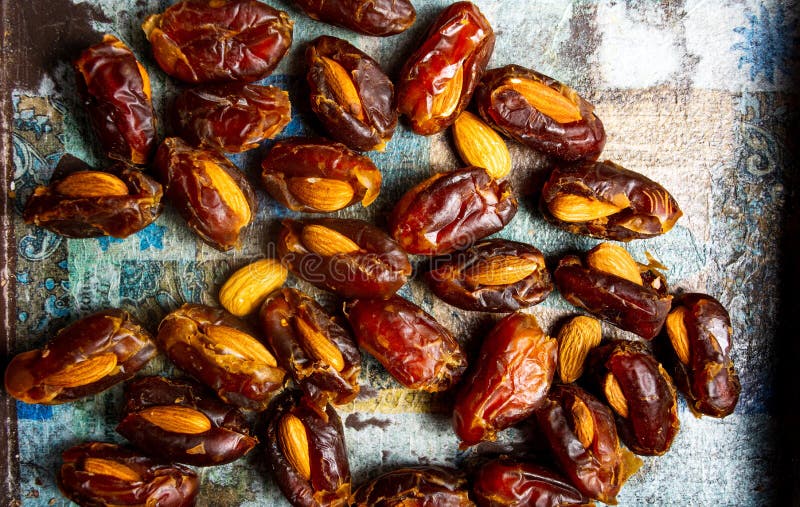Date fresche con le mandorle su una tavola fotografie stock libere da diritti Date fresche con le mandorle su una tavola fotografie stock libere da diritti