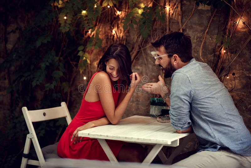 Date romantique Ajoutez à passer du temps ensemble un rendez-vous romantique. Date romantique Couples heureux en passant du temps ensemble un rendez-vous romantique