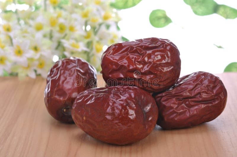Download Date rosse immagine stock. Immagine di autunno, isolato - 56878023