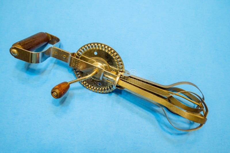 https://thumbs.dreamstime.com/b/dated-nostalgic-hand-operated-egg-beater-retro-old-fashioned-antique-vintage-crank-rotary-kitchen-high-speed-blender-mixer-207868363.jpg