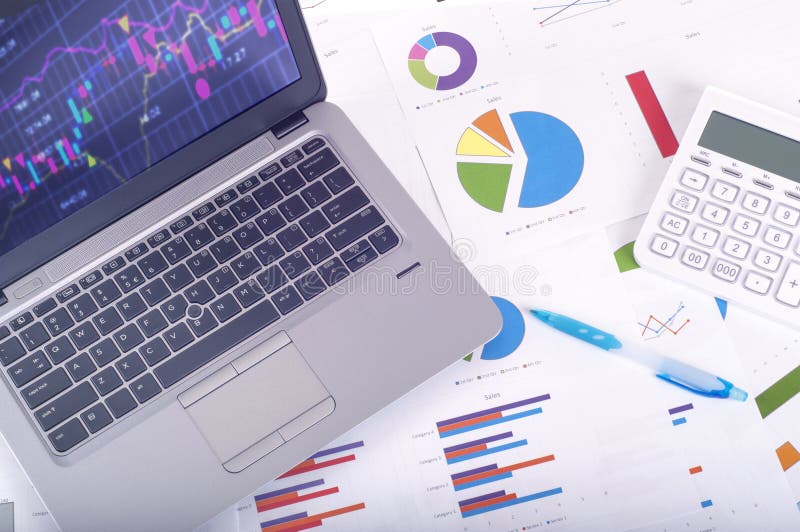 Datenanalyse - Arbeitsplatz mit Geschäftsdiagrammen und -diagramme, Laptop und Taschenrechner stockbilder Datenanalyse - Arbeitsplatz mit Geschäftsdiagrammen und -diagramme, Laptop und Taschenrechner stockbilder
