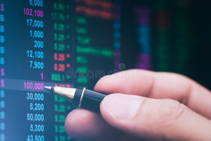 Dati finanziari su un monitor, dati del mercato azionario sul raggiro dell'esposizione di LED immagine stock libera da diritti Dati finanziari su un monitor, dati del mercato azionario sul raggiro dell'esposizione di LED immagine stock libera da diritti
