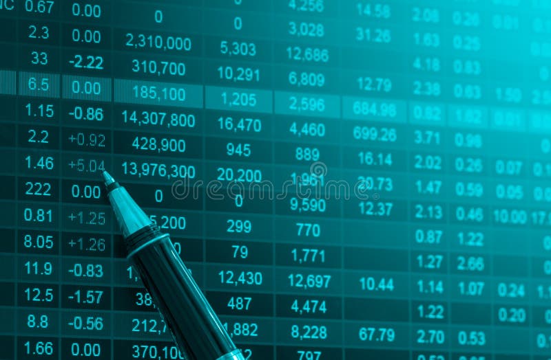 Dati finanziari su un monitor, dati del mercato azionario sul raggiro dell'esposizione di LED immagine stock Dati finanziari su un monitor, dati del mercato azionario sul raggiro dell'esposizione di LED immagine stock