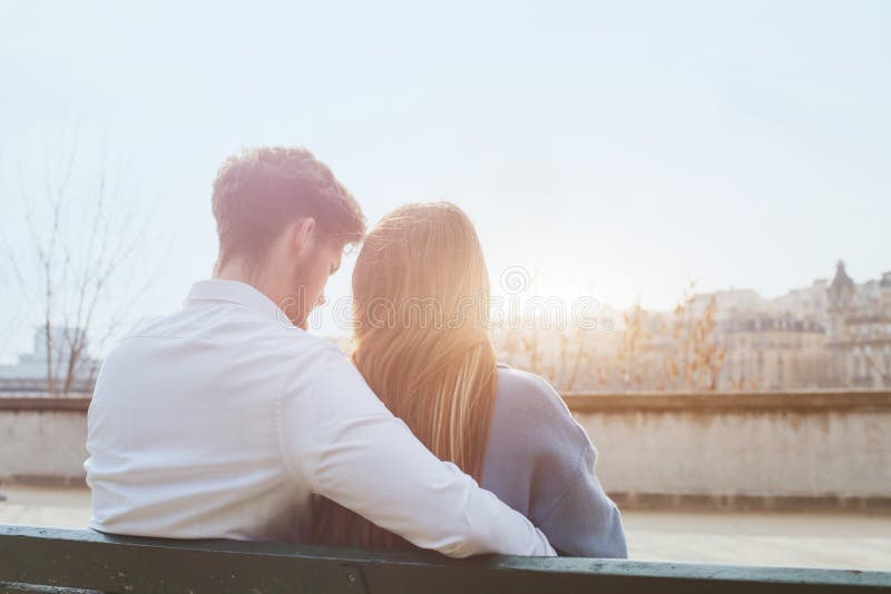 Datierungsoder erste Liebe, junges Paar, das zusammen auf der Bank sitzt stockfotos Datierungsoder erste Liebe, junges Paar, das zusammen auf der Bank sitzt stockfotos