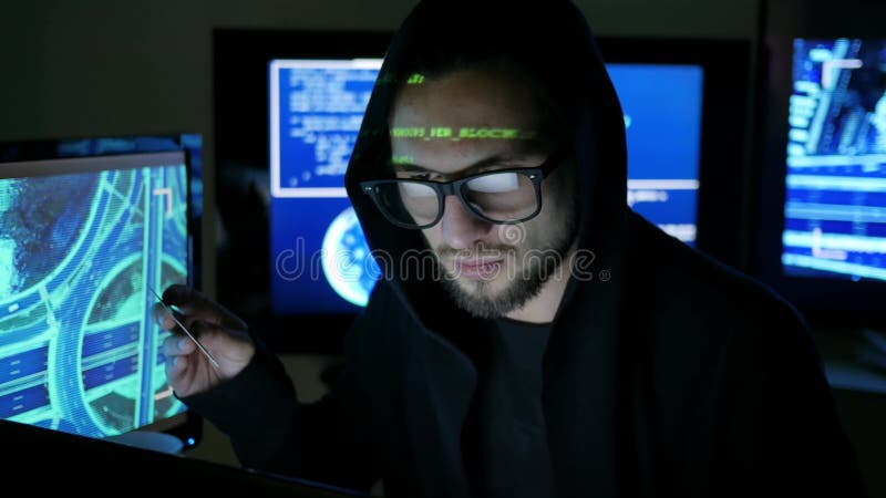 Datoren hacker som stjäler pengar med den stal kontokortet, stöldfinans till och med internet, en hacker som försöker att få till