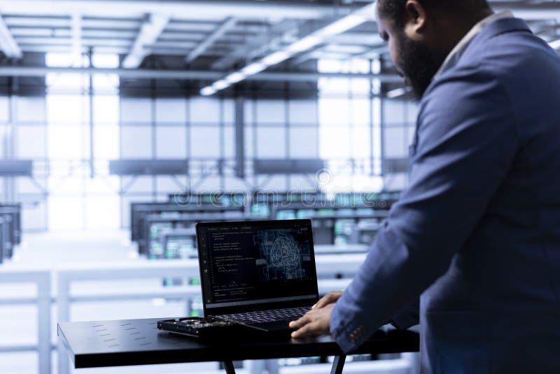 Datorforskare i datacenter som använder bärbara datorer för att visualisera avancerad teknik fotografering för bildbyråer