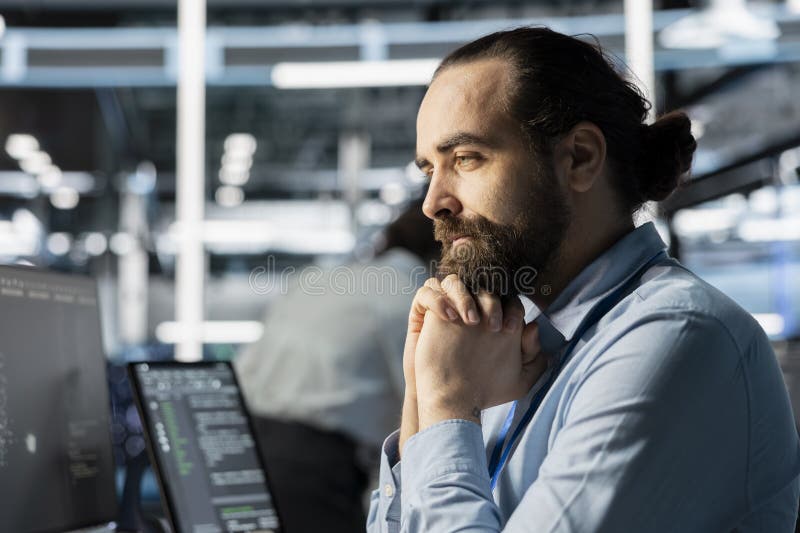 Datorforskare i datacenter som utför programvaruuppdateringar som verifierar mått fotografering för bildbyråer