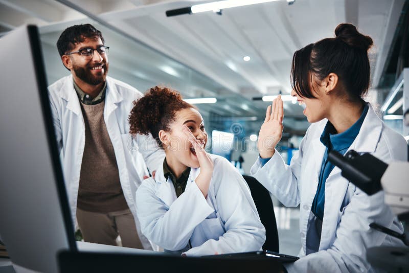Datorforskare och kvinnor med högtidlig medicinsk forskning och entusiastiska för testresultat och människan. labbonline arkivfoto