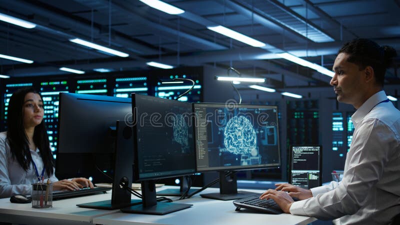 Datorforskare som använder ai tech på PC för att checka in serverrum arkivbild