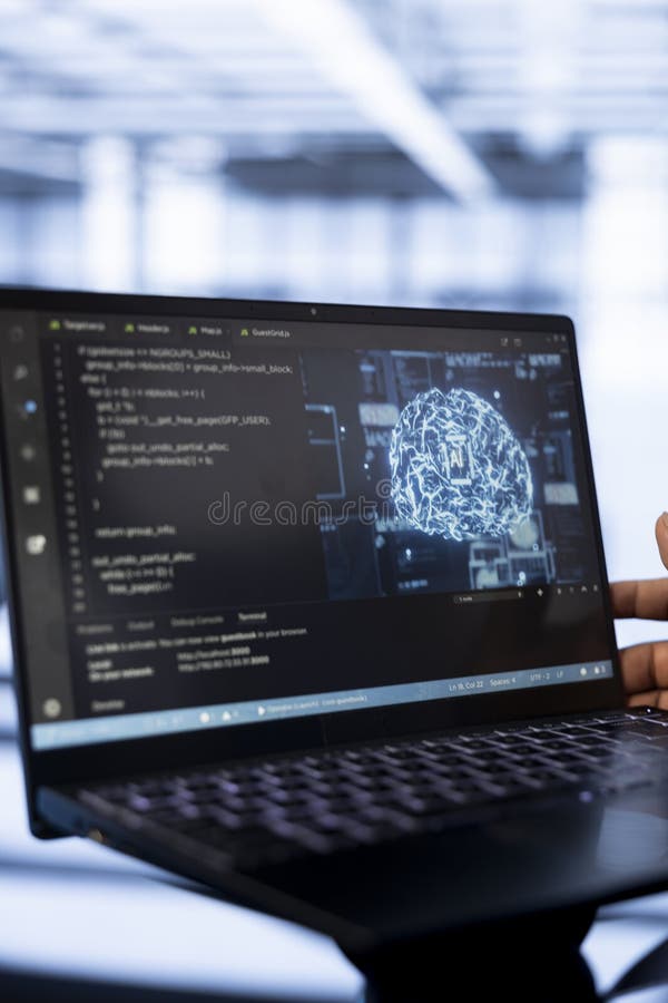 Datorforskare som använder en bärbar dator i datacentrets uppdaterings-ai royaltyfria foton