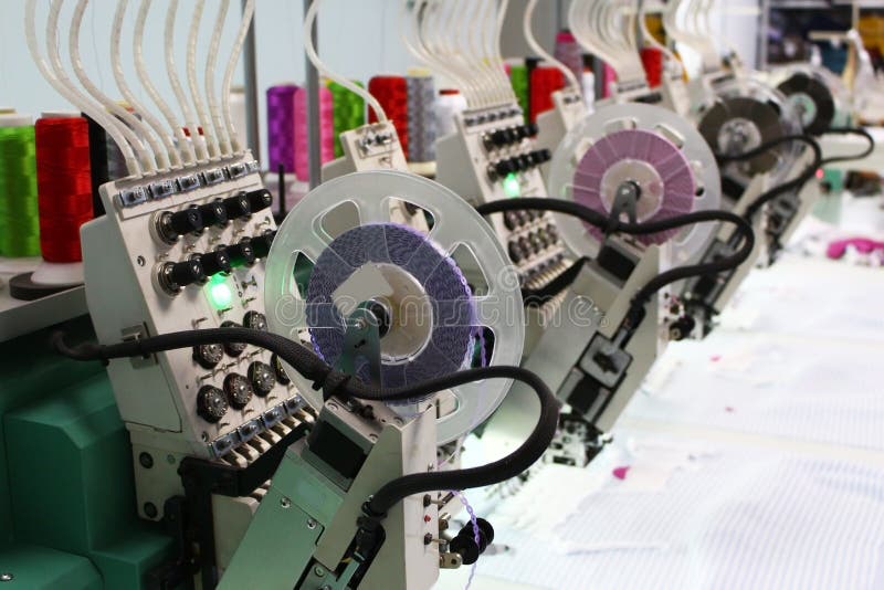 Datoriserade broderimaskiner arkivbilder