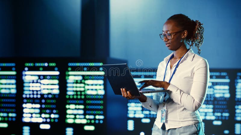 Datorvetenskapskoder i datacenter royaltyfria bilder