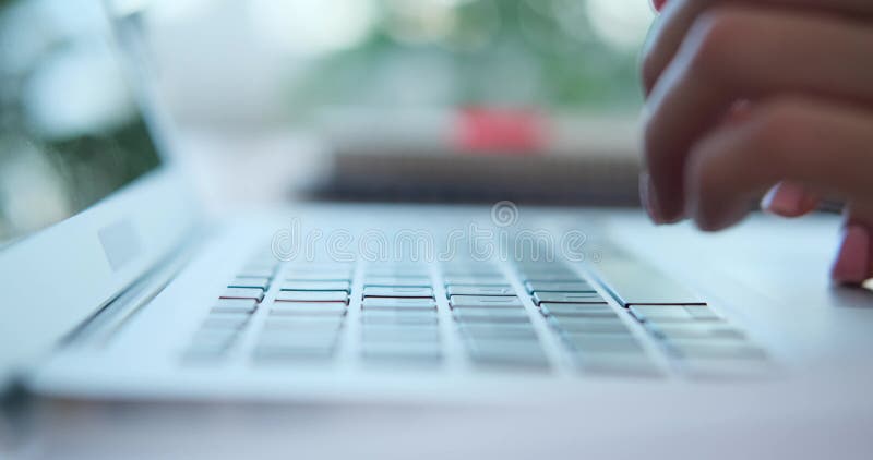 Dattilografa sulla tastiera del portatile video d archivio